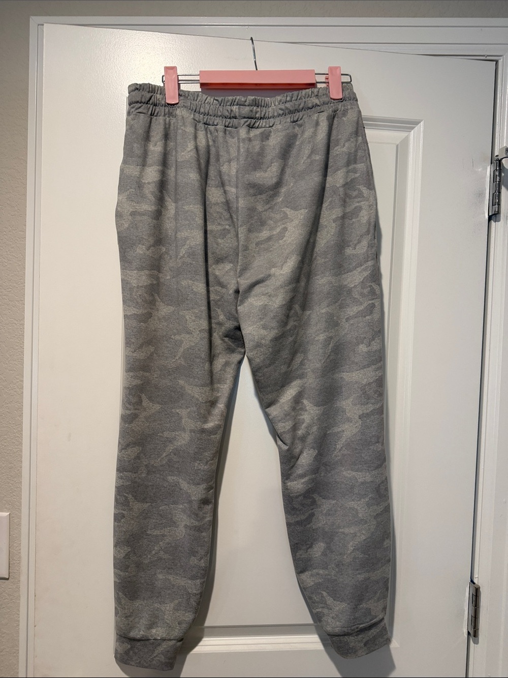 Vuori Women's Gray Camo Jogger Pants - Casual Drawstring Sweatpants - Picture 4 of 4